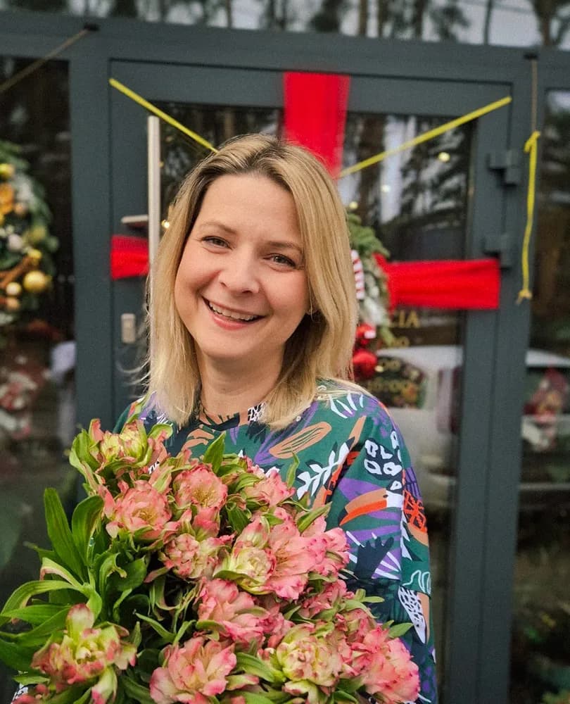 Aleksandra, właścicielka Kwiaciarium Łodyga, z bukietem przed pracownią